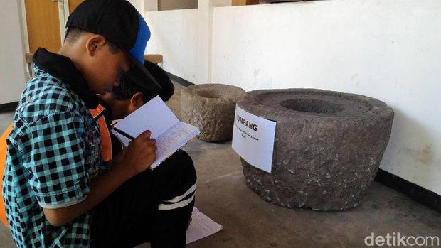 Siswa belajar sejarah di musuem