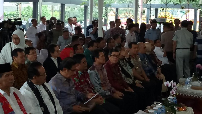 Warga Bisa Urus Paspor hingga Surat Tanah di Mal Pelayanan Publik Warga Bisa Urus Paspor hingga Surat Tanah di Mal Pelayanan Publik