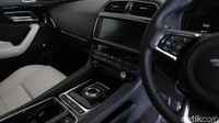Sedangkan dari segi firtur tak ada perubahan yang drastis, tetap dilengkapi dengan layar 12,3 inci di tengah konsil sebagai pusat pengendali infotainment termasuk sistem InControl Touch Pro Navigation dan sistem audio Meridian 380 watt.