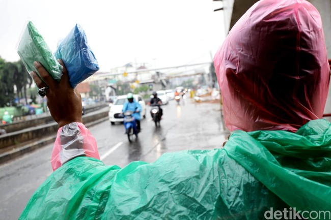 Ini Tipsnya Biar Naik Motor Tetap Aman Saat Hujan
