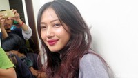 Senyum manisnya bikin jatuh hati ya?