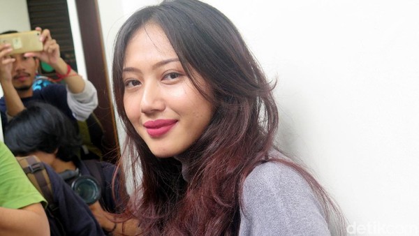 Suci Patia Setia Dampingi Gatot Brajamusti di Persidangan