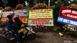 Karangan Bunga Terima Kasih Ahok-Djarot Meluber di Lapangan Banteng