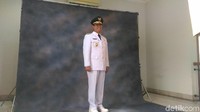 Selain fitting, Anies juga melakukan sesi pemotretan. Terlihat ia masih canggung saat berpose menggunakan baju dinas gubernur.