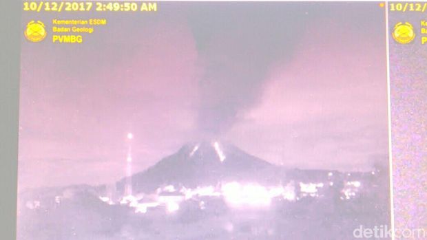 Penampakan Gunung Sinabung saat erupsi dini hari tadi