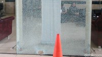 Kaca di salah satu gedung di Kemendagri tampak masih ada yang pecah dan retak dampak penyerangan oleh warga pada Rabu (11/10) kemarin