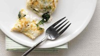 Yang lagi deit bisa bikin omelet putih telur dan jamur. Kocok putih telur hingga berbuih mengembang lalu bikin omelet seperti biasa. Empuk dan lembut tekaturnya.Foto: Istimewa