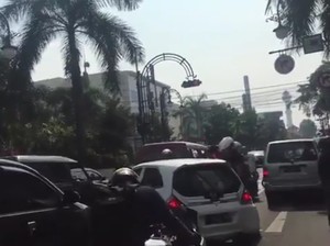 Viral Video Mobil Nekat Kabur Dikejar-kejar Massa Pemotor