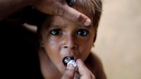 Seorang anak Rohingya sedang diberikan vaksinasi kolera di tempat pengungsiannya. Jorge Silva/Reuters.
