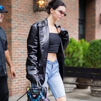 Di Paris Fashion Week, memakai biker short sedang tren untuk 2018. Kendall Jenner membawa tren ini ke level yang lebih tinggi dengan bahan denim. Foto: Ist.