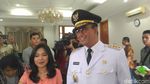 Senyum Semringah Anies Pakai Baju Gubernur DKI