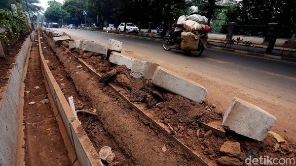 Cegah Banjir, Saluran Air di Jalan Jambore Cibubur Diperbaiki