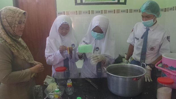 Perlu waktu sebulan untuk meneliti dan membuat isotonik ini