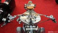 Ide memodifikasi motor ini didapat dari spring leaf mobil. Makanya hampir semua partnya bentuknya dibuat seperti spring leaf.