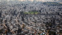 Selain menghancurkan rumah warga, kebakaran tersebut juga menyebabkan sedikitnya 17 orang meninggal. Stephen Lam/Reuters.