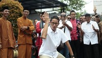Seperti saat berkampanye di Kelurahan Kelapa Dua, Kebon Jeruk, Jakarta Barat pada 2016 lalu. Sandiaga disambut dengan palang pintu dan tak mau ketinggalan melakukan aksi silat. Foto: Dok. Tim Anies-Sandi
