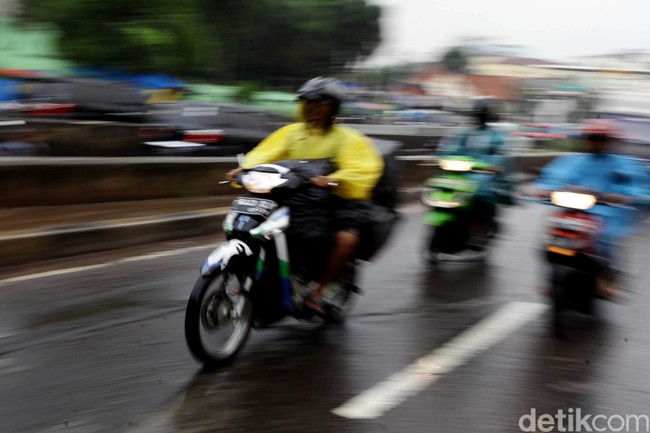 Ini Tipsnya Biar Naik Motor Tetap Aman Saat Hujan
