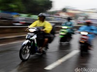 Ini Tipsnya Biar Naik Motor Tetap Aman Saat Hujan
