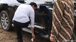 Foto: Saat Jokowi Bersihkan Sepatu yang Berlumpur