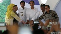 Jokowi menekan tombol sirine tanda peresmian 2 rus tol tersebut.