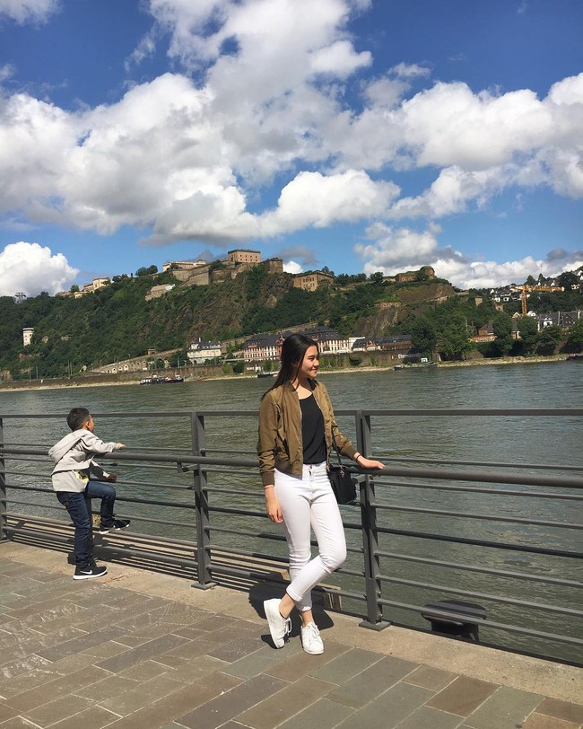 Sama-sama tampil dekat jaket hijau army, gaya Aaliyah lebih sporty dengan jeans putih dan sneakers. Foto: Dok. Instagram/Aaliyah Massaid