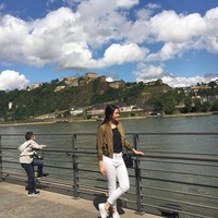 Sama-sama tampil dekat jaket hijau army, gaya Aaliyah lebih sporty dengan jeans putih dan sneakers. Foto: Dok. Instagram/Aaliyah Massaid