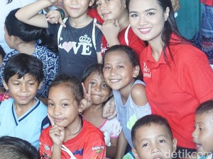 Inspiratif, Noni Cantik Manado Ini Sukarela Mengajar Anak Pedagang Pasar