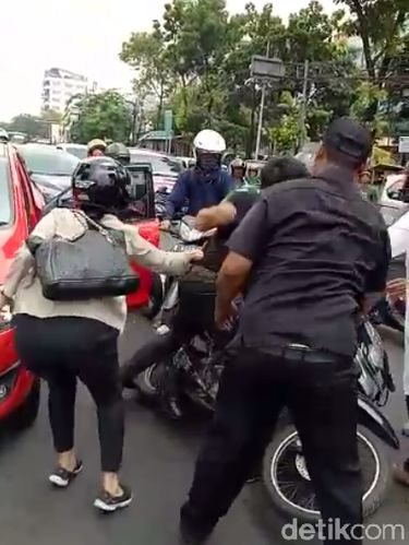 Screenshot video anggota TNI AL dan pemobil baku hantam di Rawamangun, Jaktim