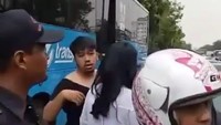 Diketahui, peristiwa itu terjadi pada siang hari tadi di kawasan Rawamangun, Pulogadung, Jakarta Timur. Kasus tersebut tengah ditangani oleh Polsek Pulogadung.