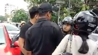 Entah bagaimana ceritanya, pemobil dan anggota TNI AL terlibat keributan di tengah jalan.