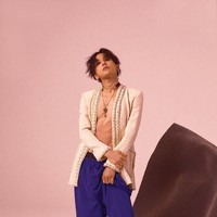 Pemilik nama asli Kwon Jiyong tersebut memang sering pakai Chanel. Apalagi dirinya merupakan brand ambassador merek high end tersebut. Kali ini, ia kembali pakai jaket Chanel untuk sebuah pemotretan majalah.