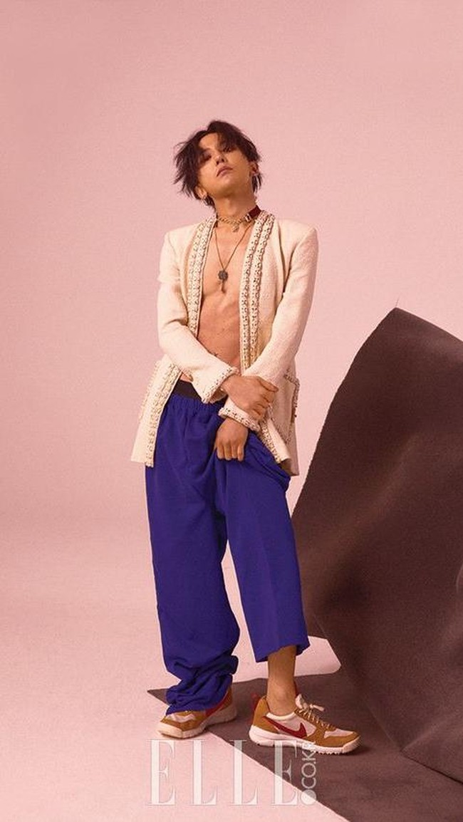 Pemilik nama asli Kwon Jiyong tersebut memang sering pakai Chanel. Apalagi dirinya merupakan brand ambassador merek high end tersebut. Kali ini, ia kembali pakai jaket Chanel untuk sebuah pemotretan majalah.