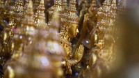 Situs ini dipenuhi dengan ukiran yang memberikan visi tentang surga (Athit Perawongmetha/Reuters)