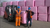 Satu industri yang banyak mempekerjakan pekerja pria juga terlibat dalam kampanye kanker payudara Oktober ini. Seperti Mid UK Recycling Ltd‏ yang mendukung kampanye #wearitpink dengan bungkus berwarna pink dalam kontrainer-kontainer mereka selama Oktober.  Foto: Twitter