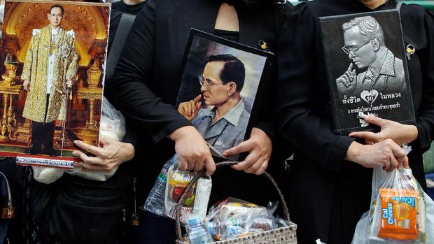 Warga Thailand memperingati setahun meninggalnya Raja Bhumibol