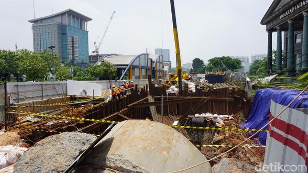  Tanah di depan Menara Saidah, Jakarta Selatan, longsor.