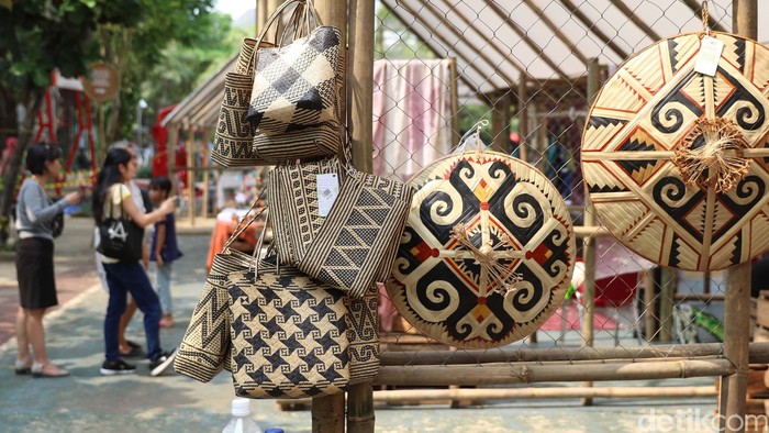 Beragam produk kerajinan karya komunitas lokal dipamerkan dalam Festival Panen Raya Nusantara (Parara) di Taman Menteng, Jakarta, Jumat (13/10).