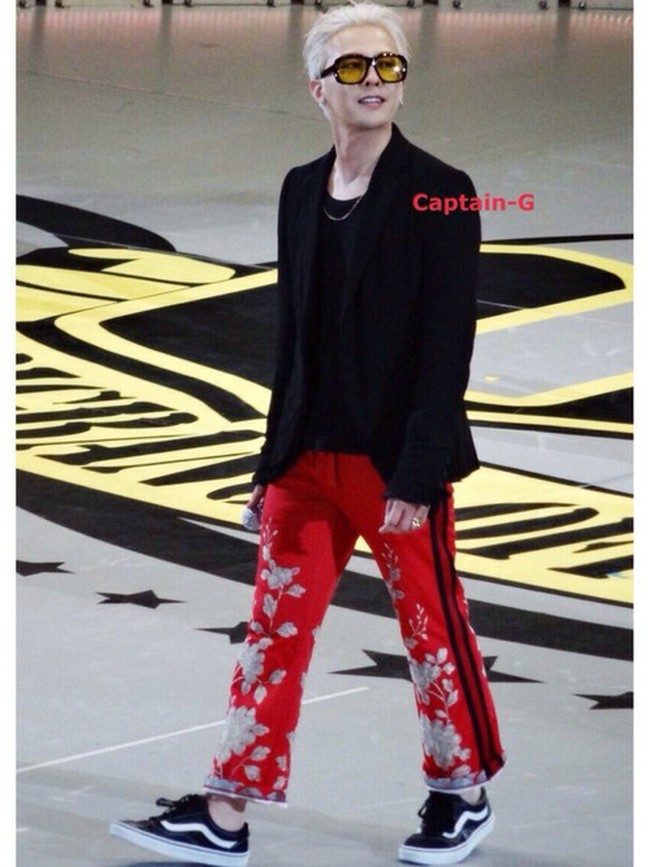 Selain Chanel, pria yang akrab disapa GD ini juga memfavoritkan brand Gucci. Dalam sebuah kesempatan, ia terlihat menggunakan celana merah motif bunga yang dipadukan dengan blazer dan atasan serba hitam. (Foto: Instagram)