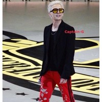 Selain Chanel, pria yang akrab disapa GD ini juga memfavoritkan brand Gucci. Dalam sebuah kesempatan, ia terlihat menggunakan celana merah motif bunga yang dipadukan dengan blazer dan atasan serba hitam. (Foto: Instagram)