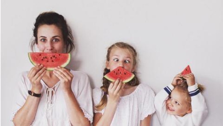 Dominique dan kedua putrinya/ Foto: Instagram @allthatisshe Dominique dan kedua putrinya/ Foto: Instagram @allthatisshe