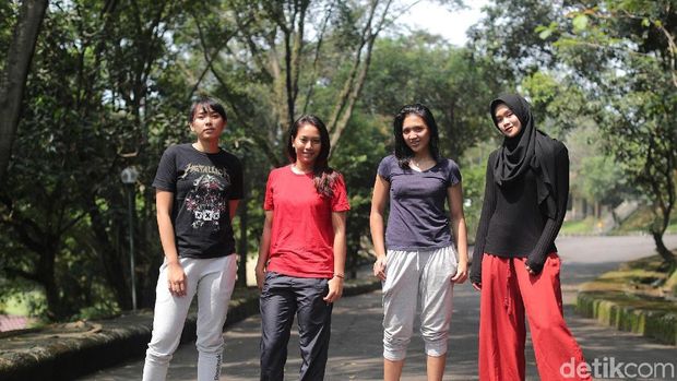 Berllian Marsheilla bersama-sama rekan satu tim voli putri di pelatnas SEA Games 2017.