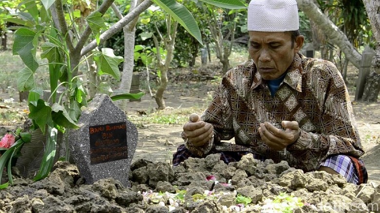 Suasana Duka Selimuti Pemakaman Banu, Suporter Persita di Pekalongan Suasana Duka Selimuti Pemakaman Banu, Suporter Persita di Pekalongan