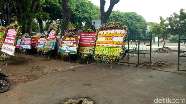 Karangan bunga disusun berjajar di pagar Lapangan Banteng