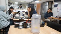  Kedai ramen ini jadi favorit bagi mahasiswa Indonesia yang kuliah di Jepang. Seperti contohnya mereka, mahasiswa S2 dari Universitas Osaka (Wahyu/detikTravel)
