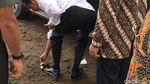 Foto: Saat Jokowi Bersihkan Sepatu yang Berlumpur