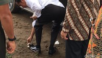 Bermodal tisu basah, Jokowi membersihkan sendiri sepatu berwarna hitam tersebut. Foto: Jordan/detikcom