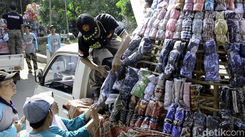 Kirab Gunungan Busana di Pekalongan, 2.000 Pakaian Dibagikan Gratis Kirab Gunungan Busana di Pekalongan, 2.000 Pakaian Dibagikan Gratis