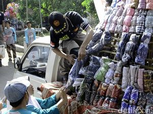 Kirab Gunungan Busana di Pekalongan, 2.000 Pakaian Dibagikan Gratis