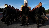 Setelah dikremasi, abu Raja Bhumibol Adulyadej akan diletakkan dalam sebuah guci. Guci ini akan dibopong dengan tandu emas. Tandu emas ini akan menuju Royal Crematorium (Athit Perawongmetha/Reuters)