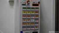 Untuk memesan ramen, traveler harus menggunakan vending machine ini. Traveler tinggal masukkan uang, lalu memencet jenis ramen yang diinginkan. Mesin ini akan mengelurkan tiket, plus kembalian (jika ada). Nah, tiket inilah yang harus diserahkan ke pelayan kedai  (Wahyu/detikTravel)